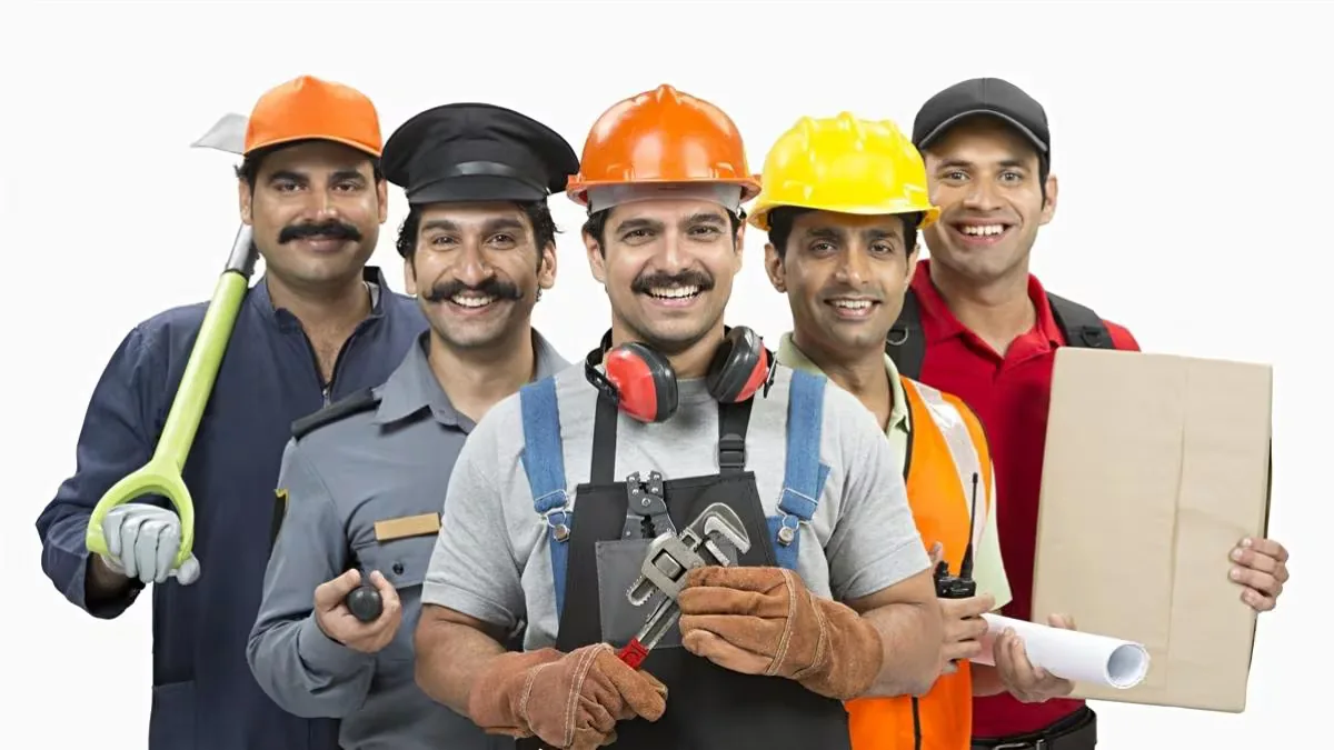 WhatsApp for Blue-Collar Employee Engagement: 12 Use Cases Beyond Training